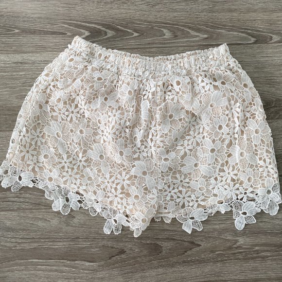 cream floral applique shorts - Picture 2 of 2